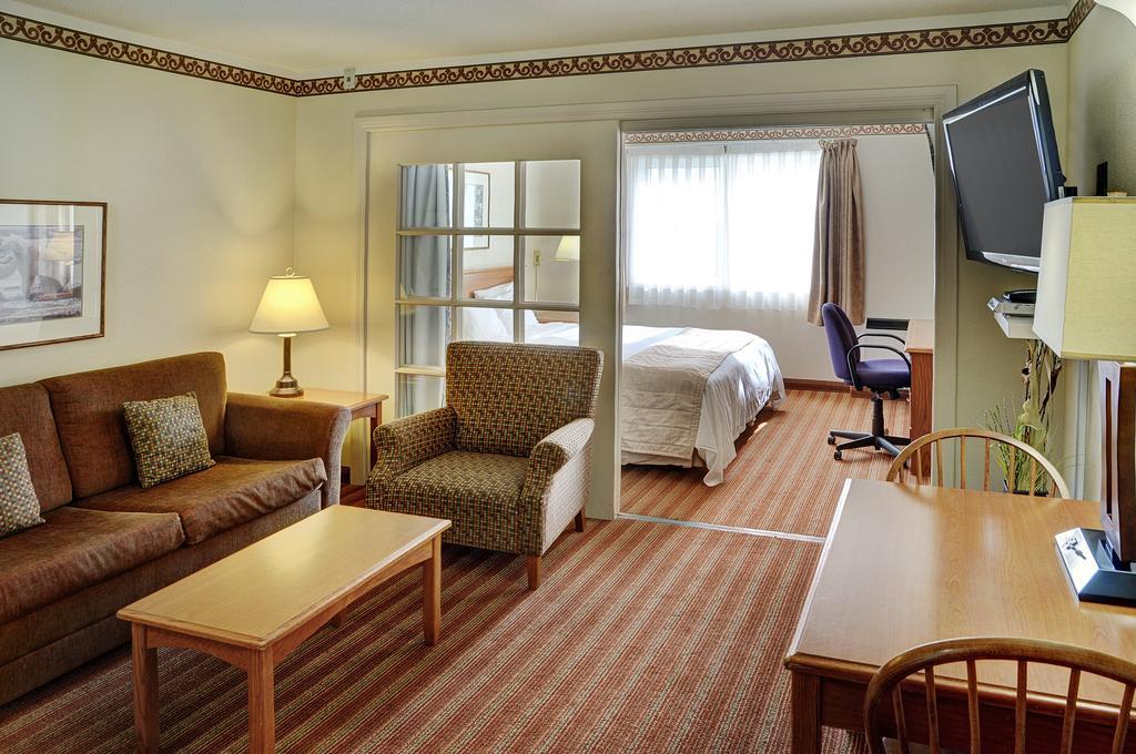Lakeview Inns & Suites - ブランドン エクステリア 写真