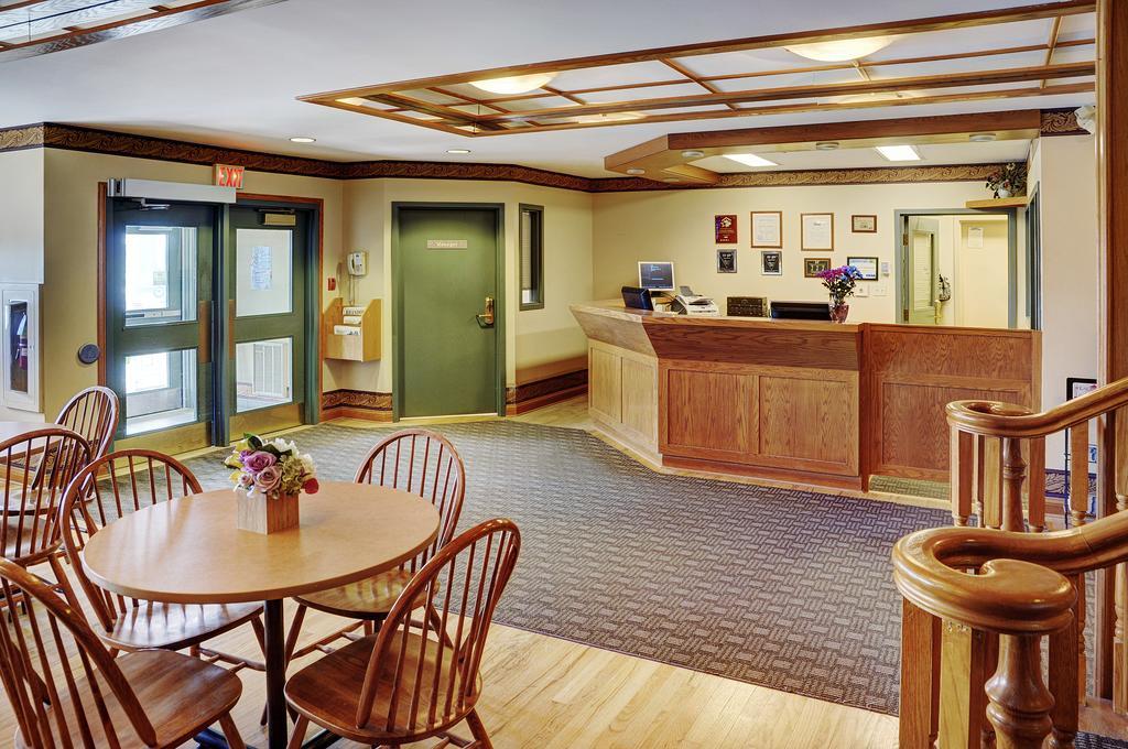 Lakeview Inns & Suites - ブランドン エクステリア 写真