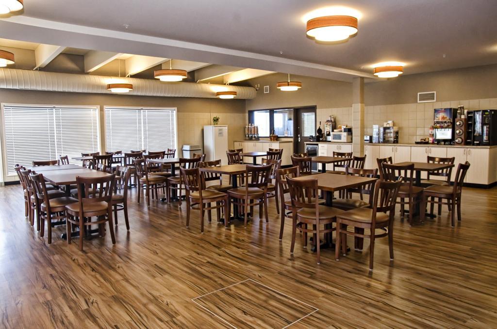 Lakeview Inns & Suites - ブランドン エクステリア 写真